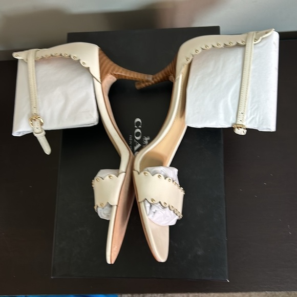 COACH Monica Soft Shine Calf Chalk Kitten Heel Scallop Leather Sz 8.5 NEW - Picture 9 of 12